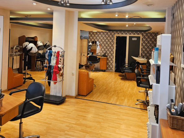 Salon spacieux de 92 m² à vendre dans un centre commercial dynamique avec parking, 6 bacs, 14 postes, fort potentiel barber, CA 120 000 €, prix 100 000 €.