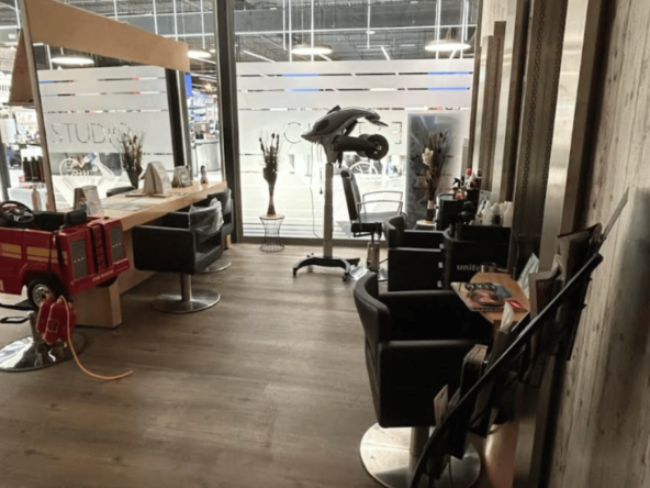 Salon de coiffure à vendre à l’entrée d’un centre Leclerc, visibilité exceptionnelle, 50 m², 8 postes, 4 bacs, CA 70K€, prix 45K€. Opportunité clé en main !