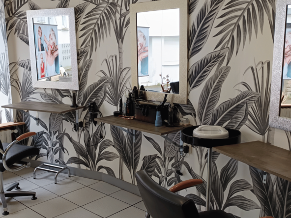 À vendre à Hennebont : salon de coiffure de 35 m², rénové, bien situé en centre-ville, avec clientèle fidèle, équipements complets et faible loyer. Opportunité idéale pour se lancer !