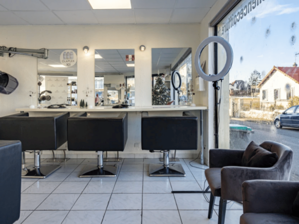 Salon de coiffure bien situé avec une clientèle fidèle, équipements de qualité, marques reconnues et excellent potentiel de développement. Prix : 50 000 €.