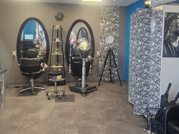 Salon de coiffure à Fronton, offrant des prestations tendance comme balayage, lissage brésilien, et plus. Équipé, bien situé, avec un chiffre d’affaires de 52 000€.