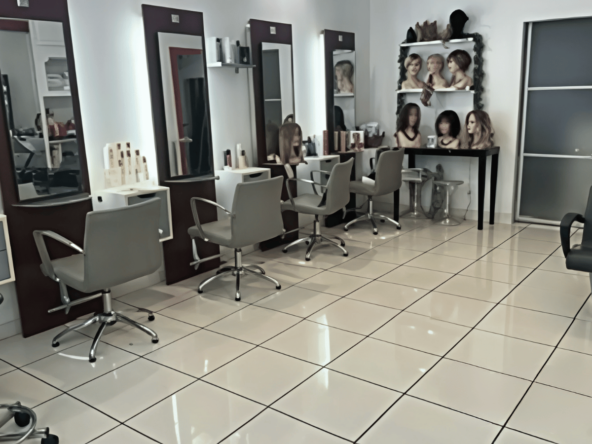 Salon de coiffure à vendre à Grenoble avec vente de perruques médicales.