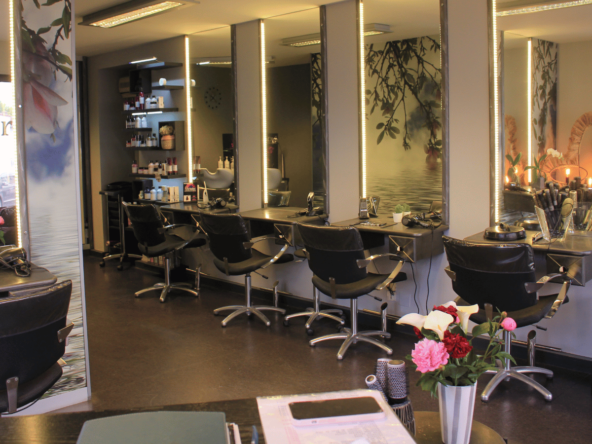 Salon mixte rentable à céder proche centre-ville, client fidèle, 4j/semaine, 142K€ CA HT, 600€ loyer, à reprendre clé en main.