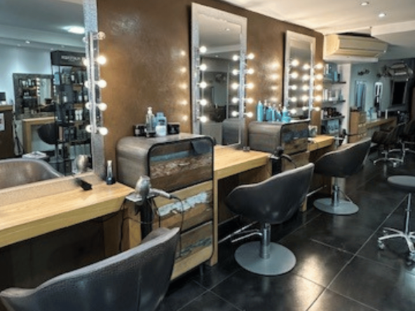 Salon réputé au cœur de la Dracénie avec 1 800 clients fidèles, 107 m², prêt à travailler, chiffre d’affaires 160 000 € HT. À saisir !