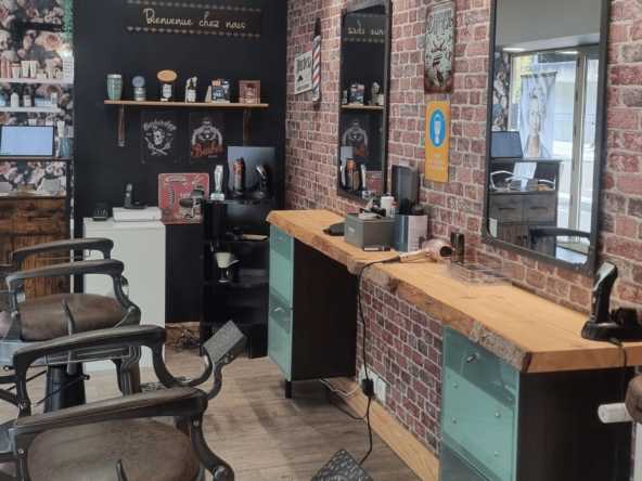 Salon de coiffure à fort passage avec 3 salariées, 80 m², clientèle fidèle, CA 160 000 €, salon éco-responsable, réservation Planity.