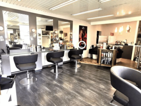 À vendre à Ploufragan (22) : Salon de coiffure mixte & barbier moderne avec forte notoriété, parking privé, 76 m², 6 postes, 4 bacs, CA 211 000 €, EBE 35 000 €, prix : 195 000 €.