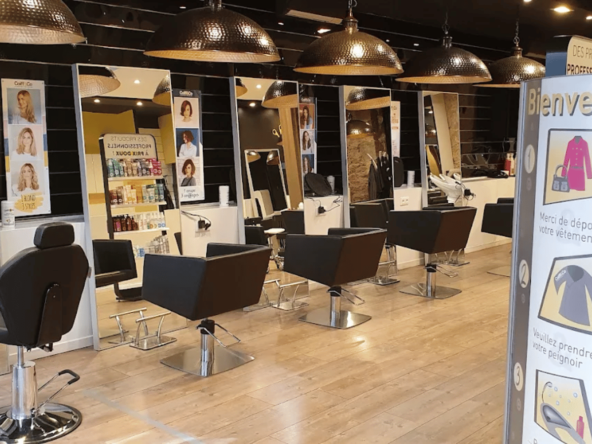 À vendre : salon de 85 m², bien situé, équipé et climatisé, avec 3 bacs, 6 postes, 3 salariées et un chiffre d'affaires de 191 415 €. Fort potentiel de développement. Prix : 45 000 €.