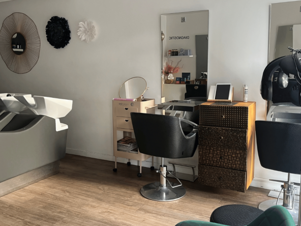 Salon de coiffure au cœur de la ville, proche tram, bus et centre commercial. CA élevé, 3 salariés, 5 postes. À reprendre clé en main.