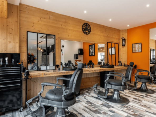 Salon barbier à vendre à Cluses (74300), 50 m², déco industrielle, 2 salariés, CA 125 000 €, sièges neufs, parking à 50 m, prix de vente 100 000 €.