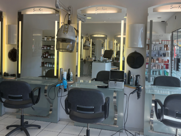 Salon clé en main à Livry-Gargan, zone commerciale avec parking. 60 m², 3 salariés, bon CA, très bien équipé. À reprendre sans travaux.