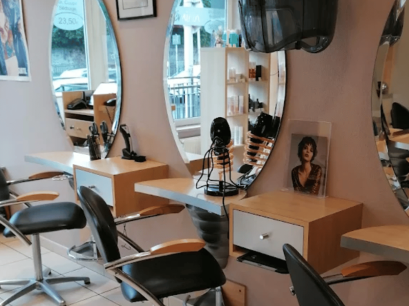 Salon mixte sur RN7 avec logement, clientèle fidèle, tram en cours, idéal première affaire. À saisir, prix attractif, fort potentiel !