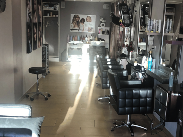 Salon clé en main sur avenue passante avec stationnement, bien équipé, idéal première affaire. Fort potentiel d’évolution. Prix attractif.