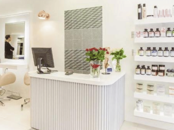 Salon rénové à vendre dans un quartier touristique et très passant, clientèle fidèle et touristique, produits haut de gamme, aucun travaux à prévoir.