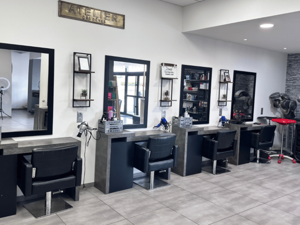 Salon de coiffure moderne de 104 m² à vendre en zone commerciale passante, avec parking gratuit, 4 salariés en place, clientèle fidèle, chiffre d'affaires de 238 000 € HT. Opportunité clé en main.