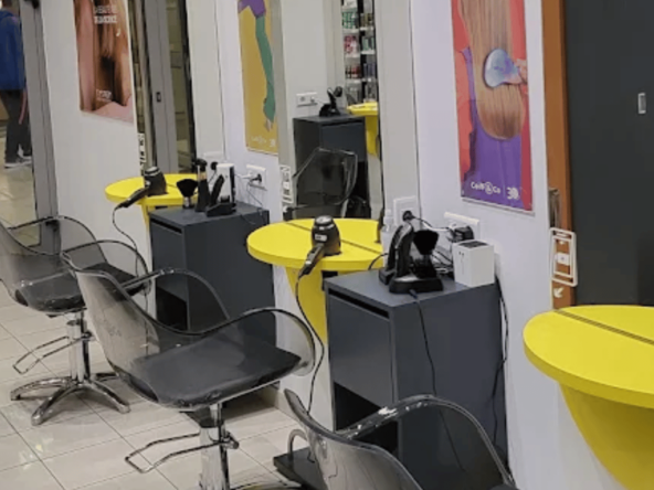 À vendre : Salon rénové, 60 m², 3 bacs, 7 postes, 4 salariés. Clientèle fidèle, CA 2024 : 180 119 €. Emplacement stratégique, prêt à travailler. Prix : 65 000 €.