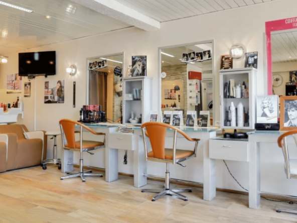 À vendre à Valbonne : salon climatisé avec parking privé, clientèle fidèle et internationale, fort potentiel, équipé Redken et L’Oréal.