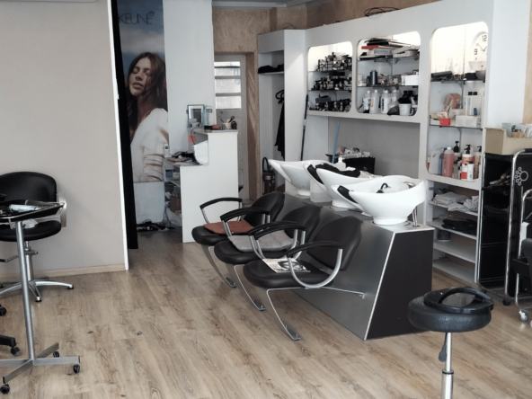 Salon à vendre à Pont-Évêque, 30 ans d'activité, clientèle fidèle, rénové, 3 bacs, 5 postes, CA 68k€, loyer 370€, prix 45 000€. Opportunité à saisir !