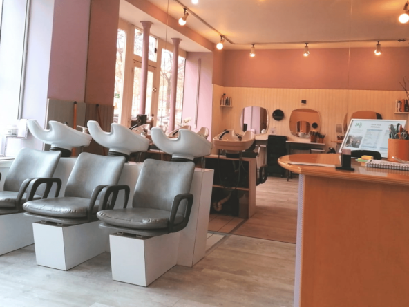 Salon de coiffure à Versailles, emplacement résidentiel, clientèle fidèle, fort potentiel de développement. À saisir, clé en main !