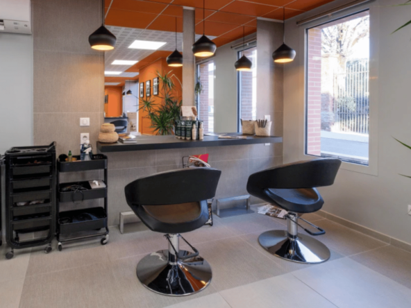 Salon à vendre à Beauzelle, cœur de la zone aéroportuaire de Toulouse. Fort potentiel, clientèle fidèle, parking facile, salon tout équipé.