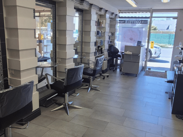 Salon de coiffure à vendre avec forte visibilité, clientèle fidèle depuis 1973, 2 bacs, 3 postes, rénovation récente, parking à proximité. Prix de vente : 48 000 €.