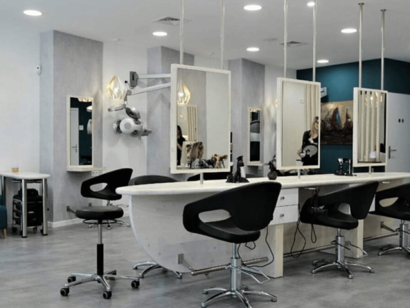 À vendre : salon de coiffure mixte 100m², 3 salariés, CA 220K€, emplacement n°1 entrée de ville, très bon état, fort potentiel barber, prêt à exploiter.