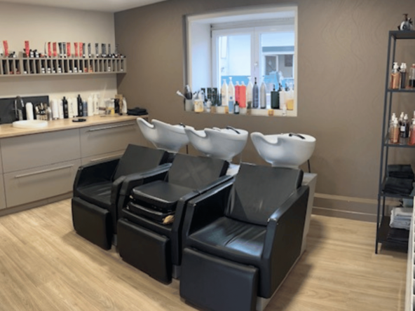 Salon de coiffure rénové en centre-ville avec clientèle fidèle, 2 salariées, 72 m², local annexe exploitable, bon CA. À vendre 60 000 €.