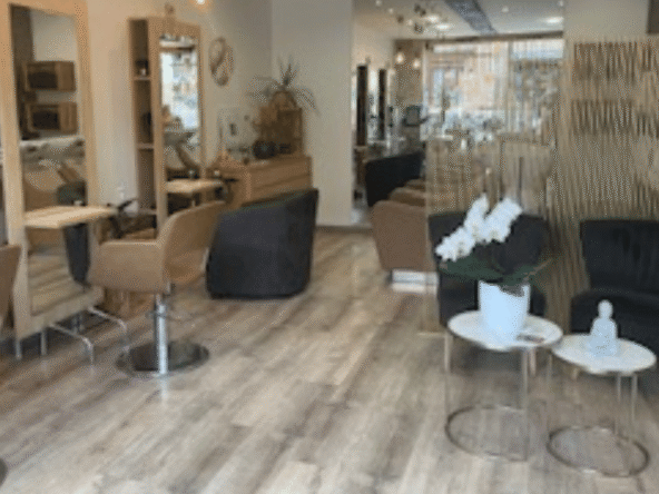 Salon zen et lumineux à vendre dans un village viticole prisé. Clientèle fidèle, salle de soins, faible loyer. À saisir pour 95 000 €.