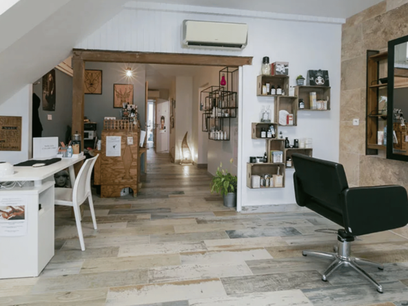 Salon de coiffure 80m² avec cabine esthétique louée, situé en ville thermale dynamique. Gros potentiel. Prix attractif : 50 000 €.
