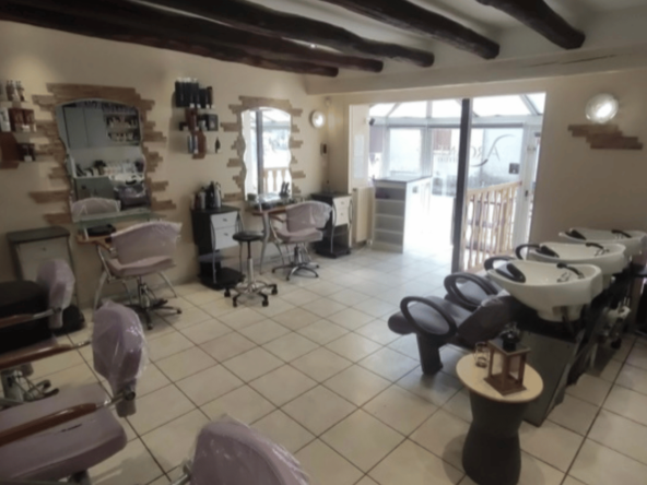Salon de coiffure en centre-ville, 21 ans d'activité, clientèle fidèle, 50 m², 3 bacs, 5 postes, parking à proximité. Prix de vente : 48 000 €.