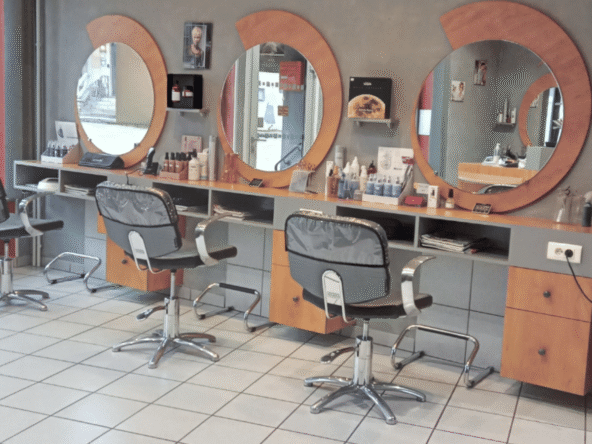 À vendre : salon de coiffure mixte dans l’Auxois-Morvan, en bord de route, avec clientèle fidèle, salariée en place et fort potentiel. 50 m², 2 bacs, 4 postes. Prix : 40 000 €.