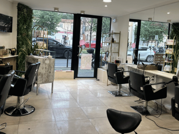 Salon prêt à l'emploi dans les Alpes-Maritimes, 34 m², rénové, tout équipé, CA > 50 000 €, à vendre 70 000 €. Idéal pour débuter ou se relancer.