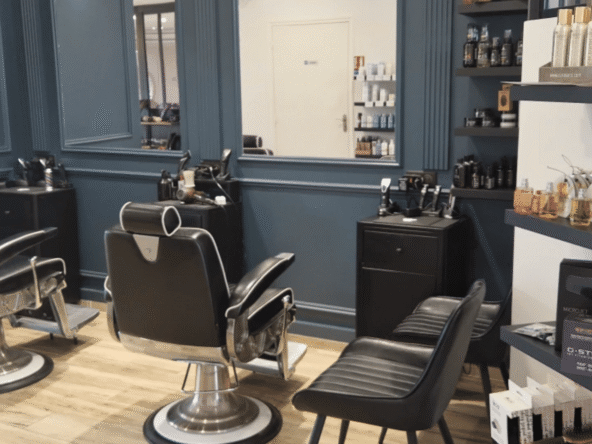 Salon de coiffure mixte avec espace barbier, situé près de la gare, entièrement rénové, clientèle fidèle et chiffre d’affaires stable. Opportunité clé en main !