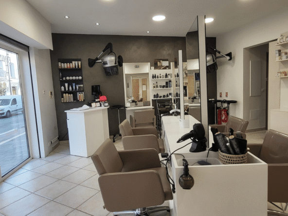 À vendre à Vidauban : salon de coiffure lumineux et fonctionnel, emplacement stratégique avec sous-sol aménagé, 3 bacs, 6 postes, clientèle fidèle et touristique. CA 123 900 €, prix : 85 000 €.