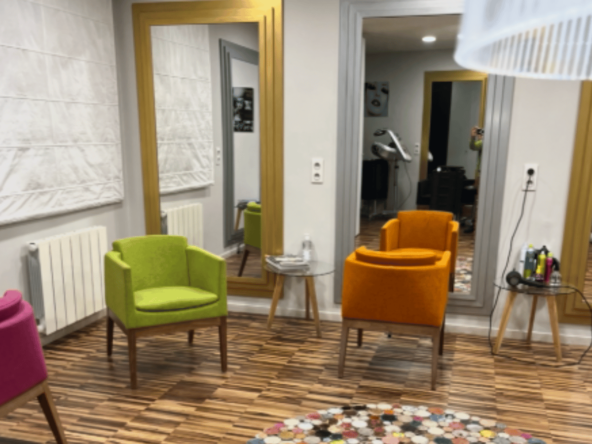À Larmor, salon mixte 86 m² en centre-ville. Clientèle fidèle, locaux équipés, bail renouvelé. Belle opportunité clé en main à saisir.