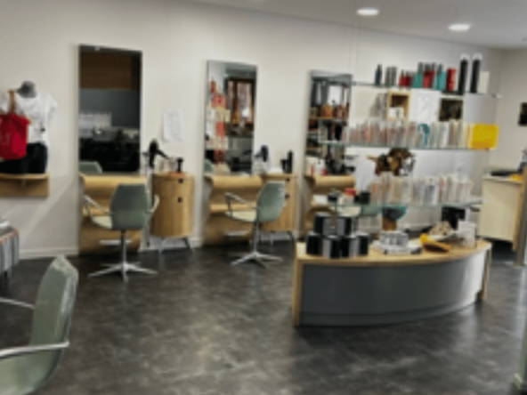 Salon de coiffure mixte à Châtenois sur la Route des Vins, 85m², clientèle fidèle, relooking, esthétique, parking. Affaire clé en main à saisir !