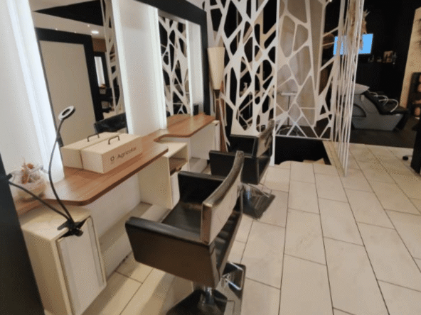 Salon lumineux de 70 m² à vendre, bien équipé, 8 postes, 3 bacs, CA stable, prêt à travailler, idéal pour se lancer ou développer.