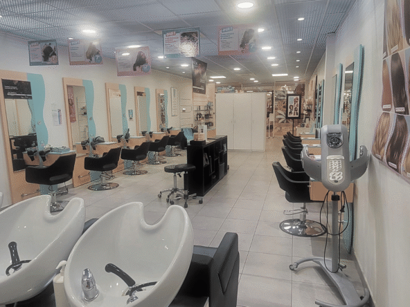 Salon Tchip spacieux de 100 m² en galerie marchande, 10 postes, 5 bacs, équipe en place, CA 343 972 €, à vendre clé en main, 160 000 €.