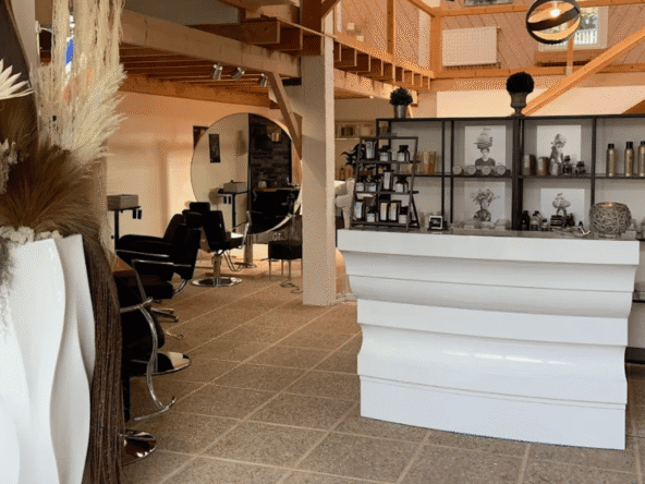 Salon de coiffure spacieux à vendre, 140 m², 11 postes, clientèle fidèle, aucun travaux à prévoir. Opportunité clé en main dans un secteur dynamique.