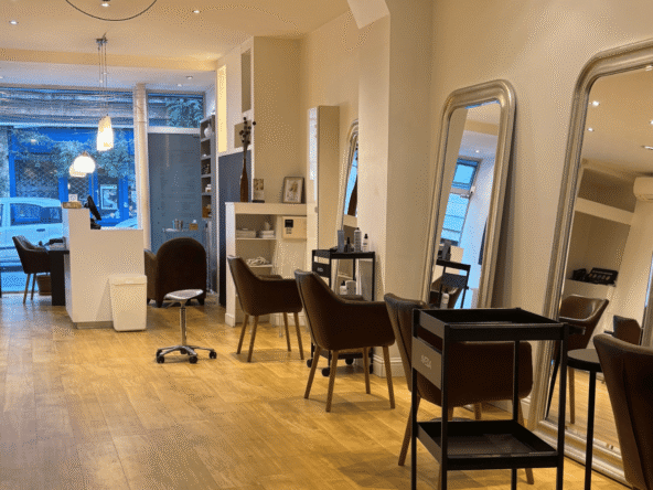 Salon lumineux de 260 m² avec appartement rénové, prêt à l’emploi, dans une rue passante. Clientèle fidèle, CA de 210 000 €, prix : 150 000 €.