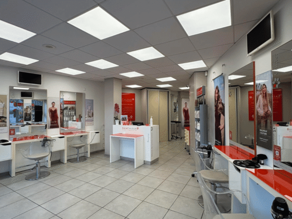 Salon de coiffure à vendre en centre-ville de Brunoy. 81 m², 9 postes, sous-sol exploitable. Clientèle fidèle. Prix : 118 000 €.