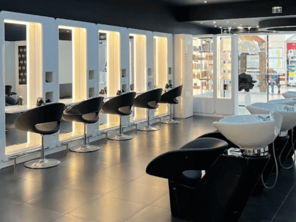 Salon de coiffure à vendre en centre commercial très fréquenté, 90 m², 10 postes, 4 bacs, équipe en place. Emplacement stratégique et CA solide.