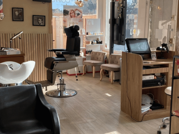Salon de coiffure rénové de 40 m², 3 bacs, 6 postes, bien situé avec parking. CA 97 000 €, loyer 545 €. À vendre clé en main, prêt à travailler.