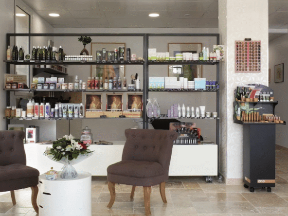 Salon lumineux à Châtelaillon-Plage, sans travaux, clientèle fidèle, 5 postes, 3 bacs, stock inclus. Prêt à l’emploi, idéal pour s’installer !