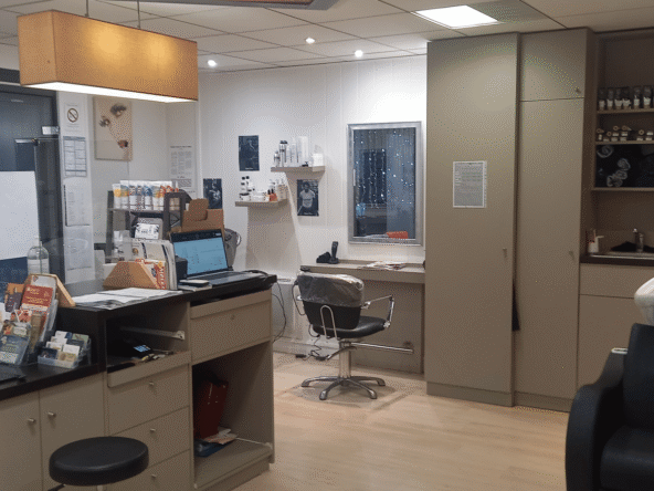 Salon de coiffure à vendre dans une commune dynamique, emplacement central, clientèle fidèle, prêt à l'emploi, aucun travaux à prévoir.