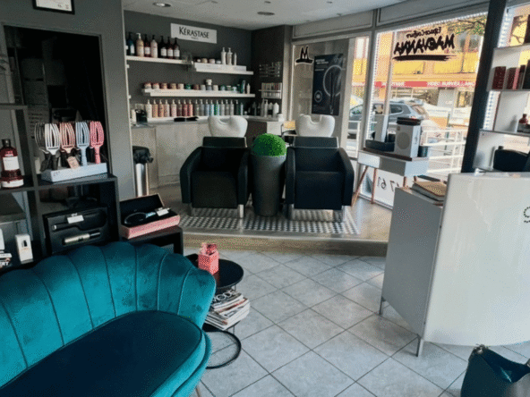 Salon lumineux à Carnolès, clientèle fidèle, emplacement stratégique vers Monaco, prêt à travailler, CA 180 000 €, prix de vente 150 000 €.