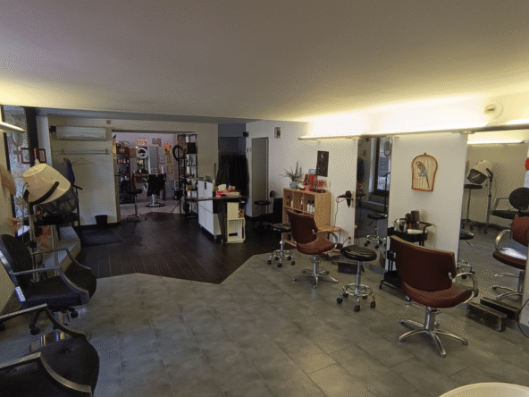 Salon mixte avec espace barbier à vendre en Lozère.