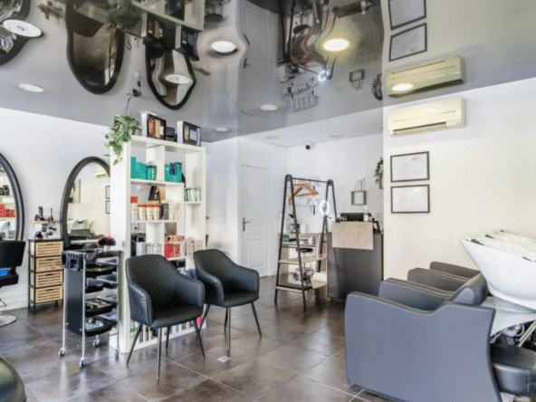 Salon de coiffure moderne à Tournefeuille, emplacement central, clientèle fidèle, 6 postes, 3 bacs, prêt à travailler, CA 180 817 €, à saisir.