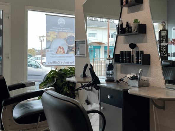 Salon lumineux de 70 m² à Tavaux, concept naturel exclusif, bien placé en centre commercial. Clientèle fidèle, pas de travaux, prêt à travailler.