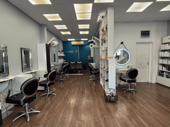 Salon de coiffure haut-de-gamme à Clichy. Clientèle fidèle, marque exclusive La Biosthétique, emplacement premium. Opportunité rare !