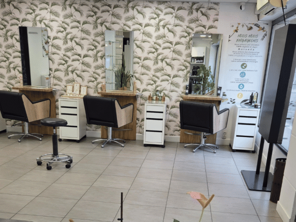 Salon de coiffure centre-ville avec clientèle fidèle, matériel complet, éco-responsable et prêt à l’emploi. Chiffre d’affaires 247 000 € HT.